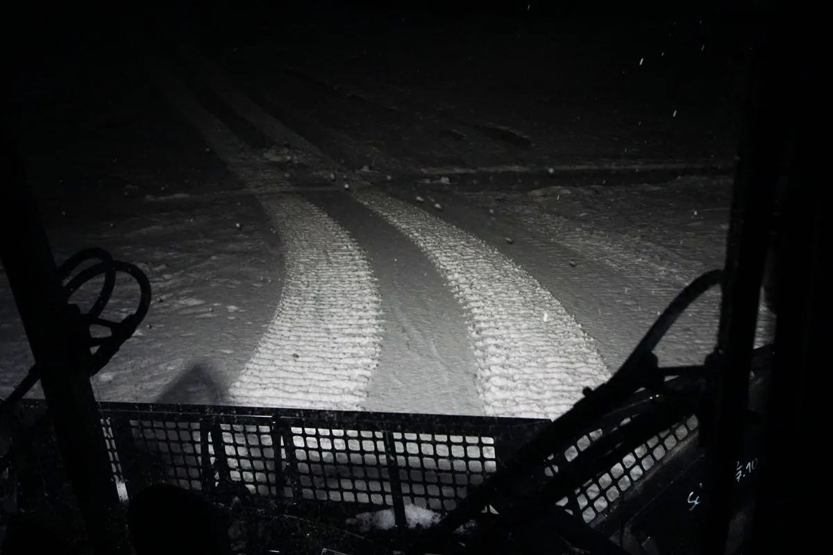 Heute hat Ruedi Vontobel keinen Dreck aufgegabelt. Repo Schneepräparation Loipe Gibswil in Wald